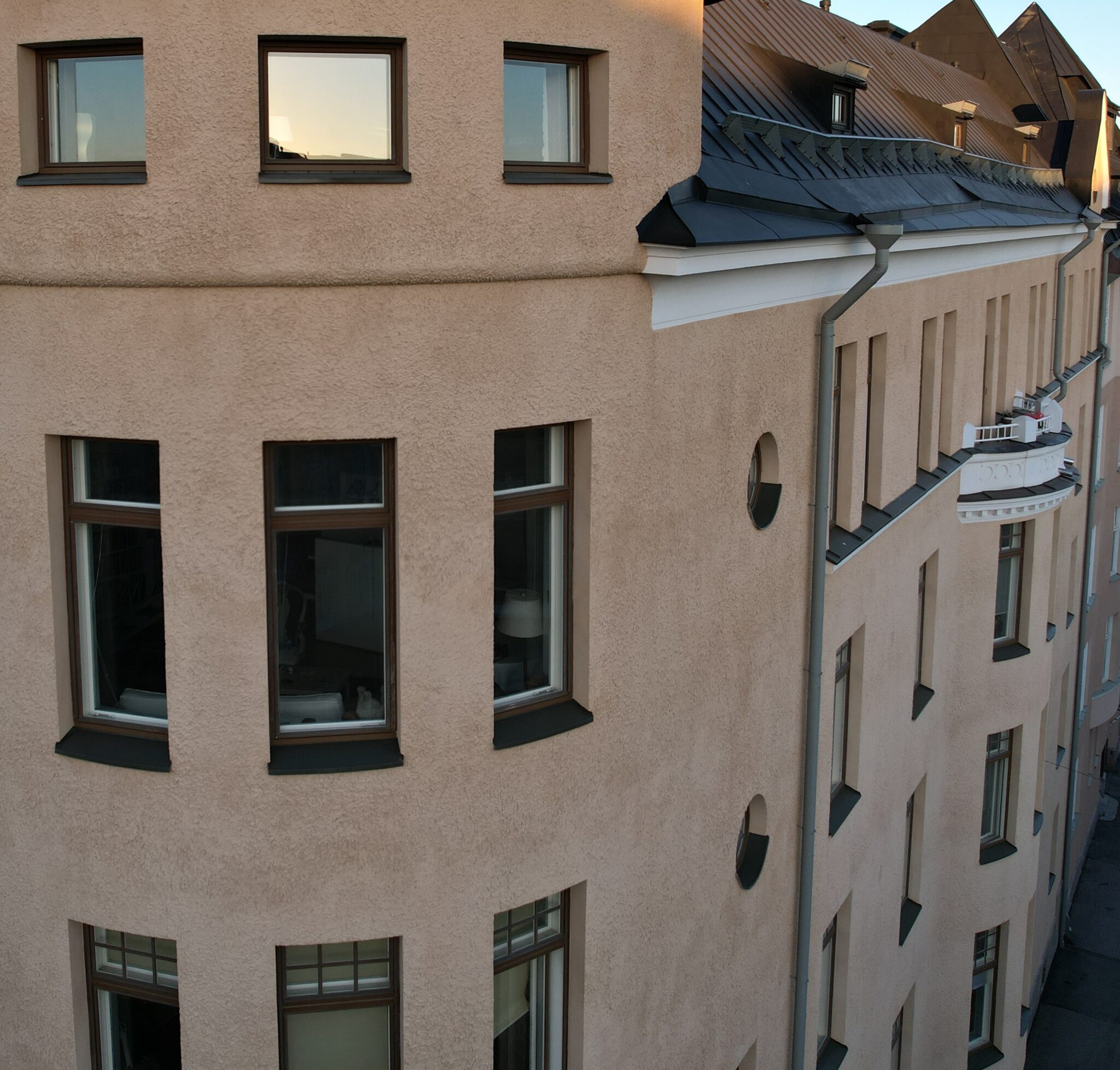 Huvilankatu 27 - julkisivu ja ikkunat
