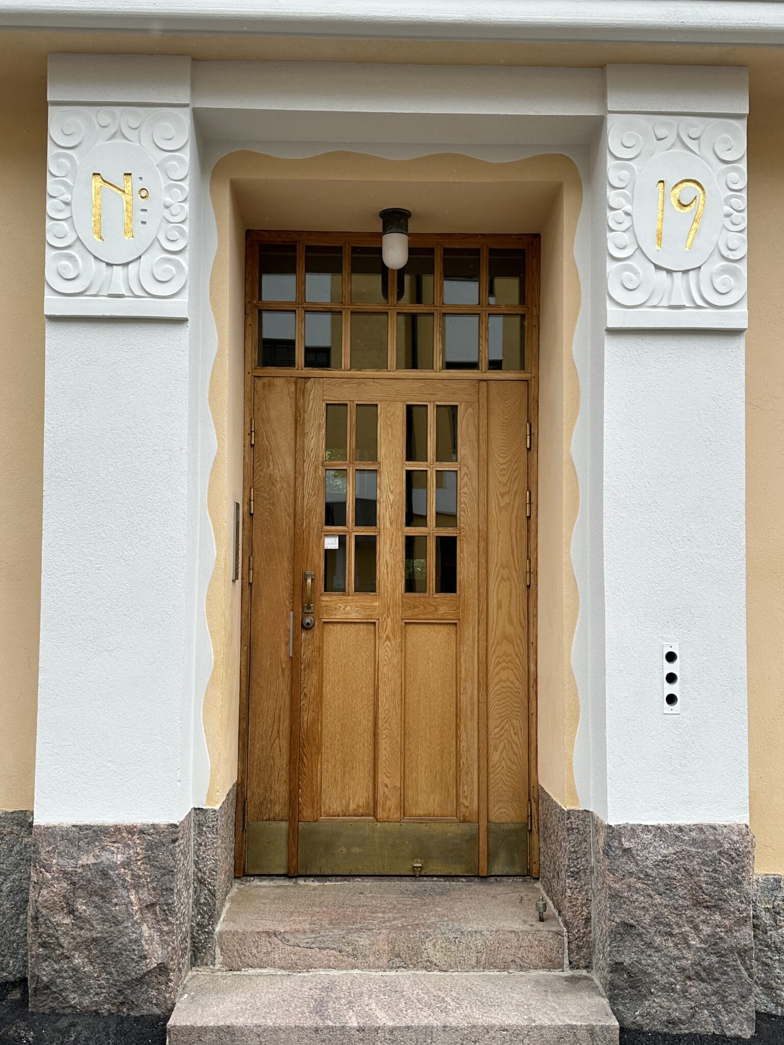 Huvilakatu 19-21-23 - korjattu ovi, yksityiskohta